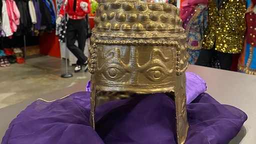 Geen goud maar plastic: 'helm van kunstroof' is een hit met carnaval